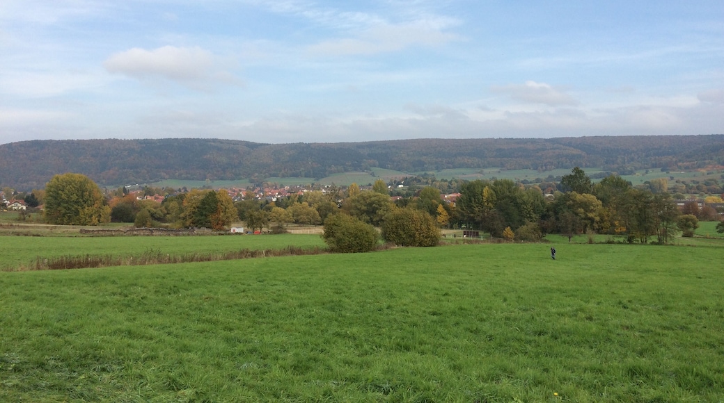 Blick von einem Feldweg oberhalb der Mittelpunktsportanlage Reinhardshagen in das Wesertal