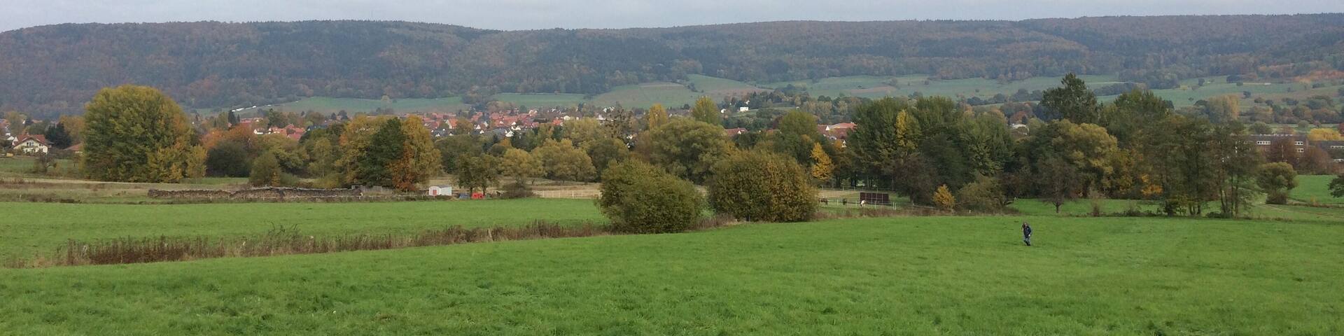 Blick von einem Feldweg oberhalb der Mittelpunktsportanlage Reinhardshagen in das Wesertal