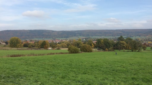 Blick von einem Feldweg oberhalb der Mittelpunktsportanlage Reinhardshagen in das Wesertal