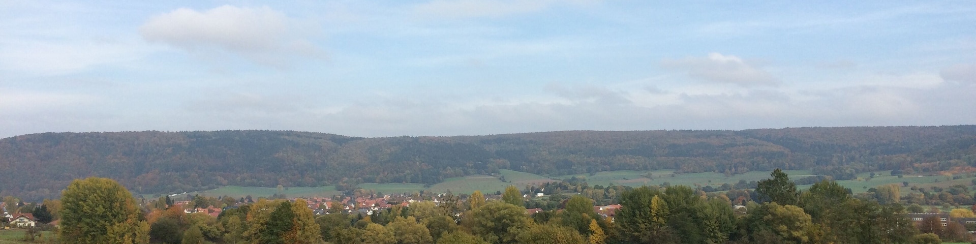 Blick von einem Feldweg oberhalb der Mittelpunktsportanlage Reinhardshagen in das Wesertal