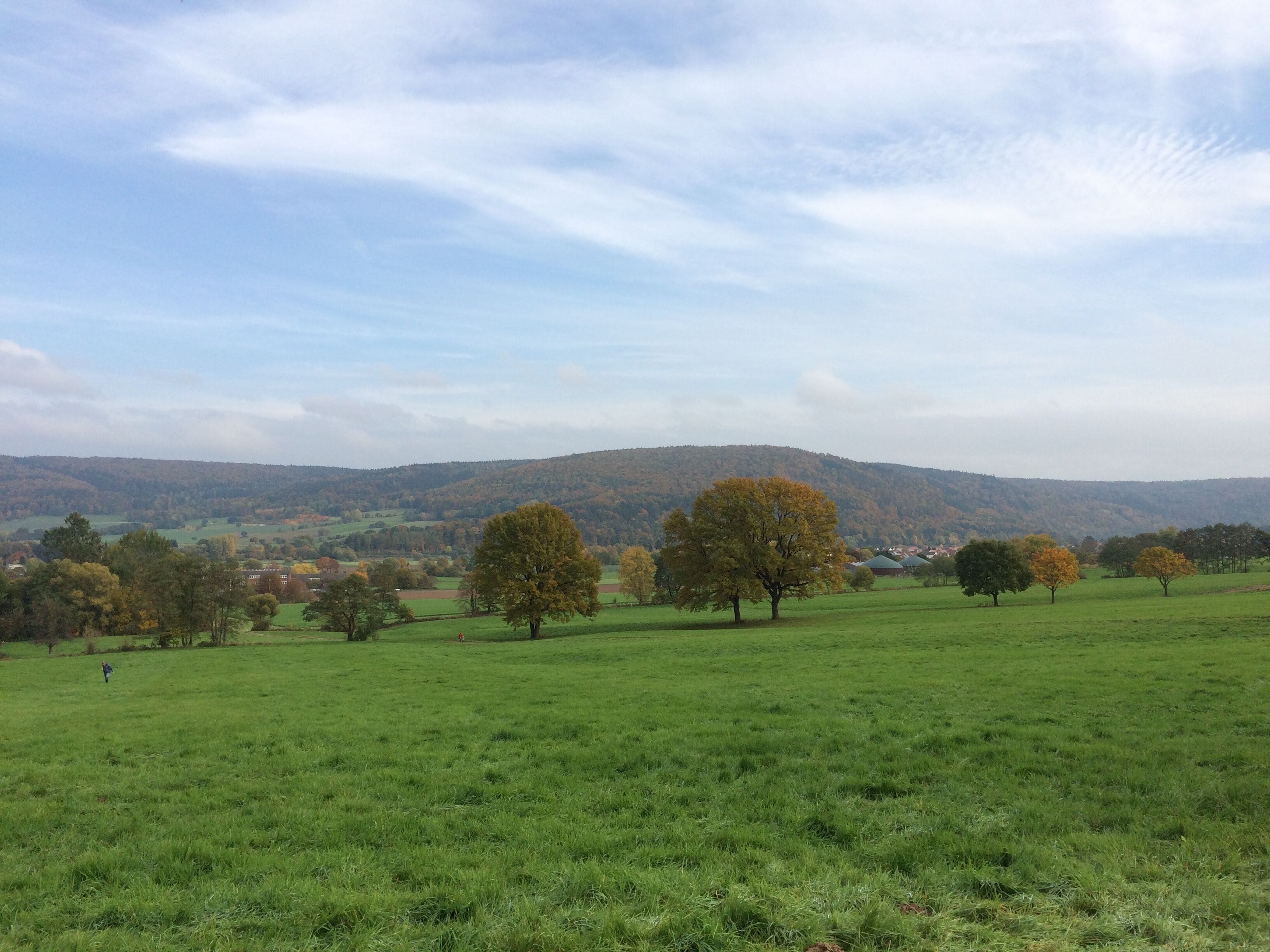 Blick von einem Feldweg oberhalb der Mittelpunktsportanlage Reinhardshagen in das Wesertal