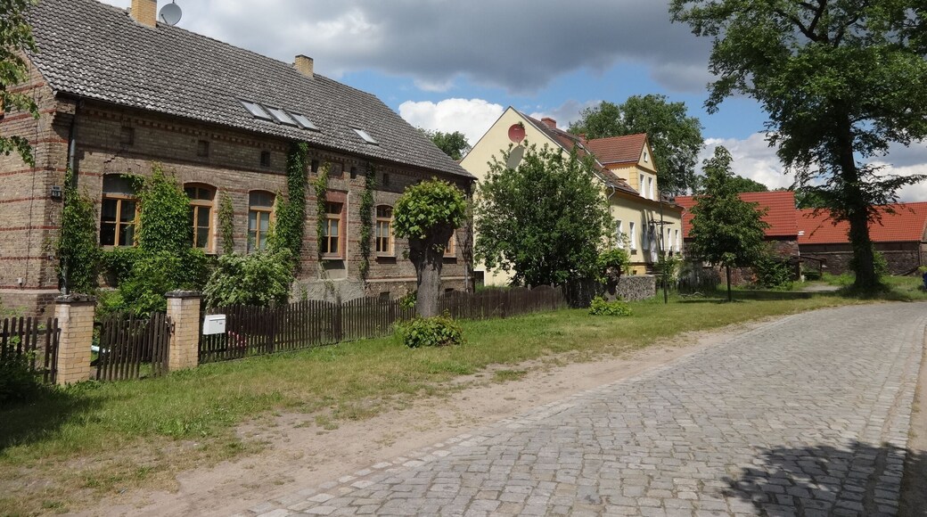 Blick in die Hinterstraße am Anger in Zinndorf, Rehfelde