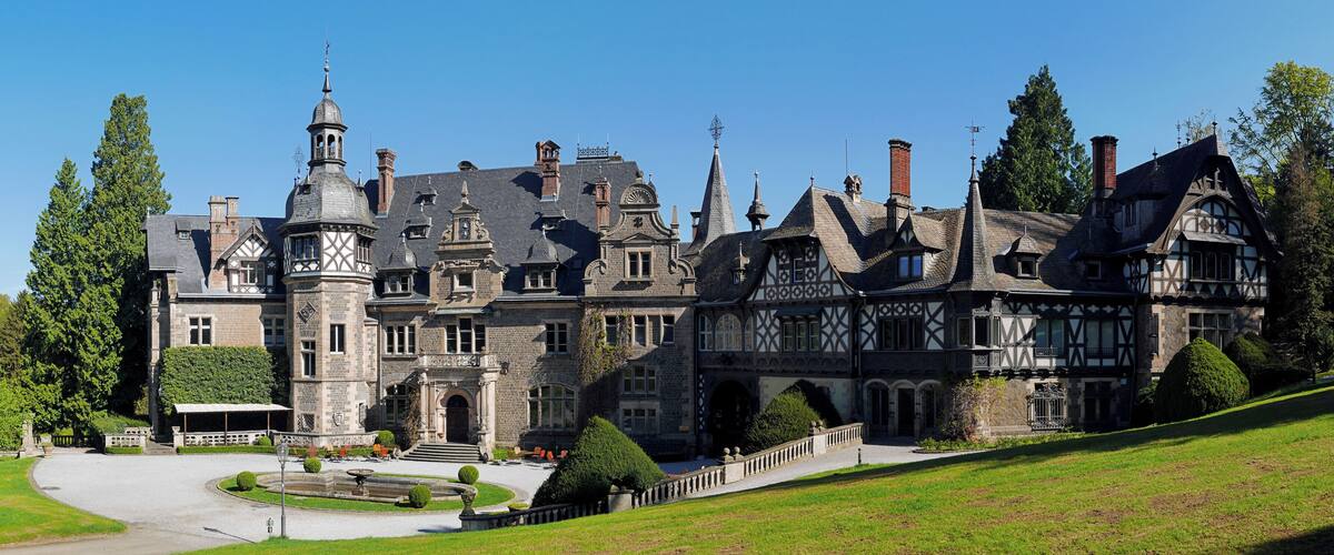 Das Schloss Rauischholzhausen ist ein schlossartiger Herrensitz am südwestlichen Ortsrand von Rauischholzhausen in Hessen. Das Schloss wurde in den Jahren 1871 bis 1876 erbaut und ist vom zeitgleich angelegten, 32 Hektar großen Schlosspark Rauischholzhausen, ein Englischer Landschaftsgarten umgeben.