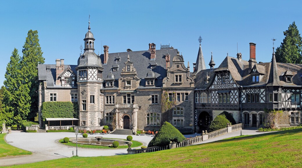 Das Schloss Rauischholzhausen ist ein schlossartiger Herrensitz am südwestlichen Ortsrand von Rauischholzhausen in Hessen. Das Schloss wurde in den Jahren 1871 bis 1876 erbaut und ist vom zeitgleich angelegten, 32 Hektar großen Schlosspark Rauischholzhausen, einem Englischen Landschaftsgarten, umgeben.