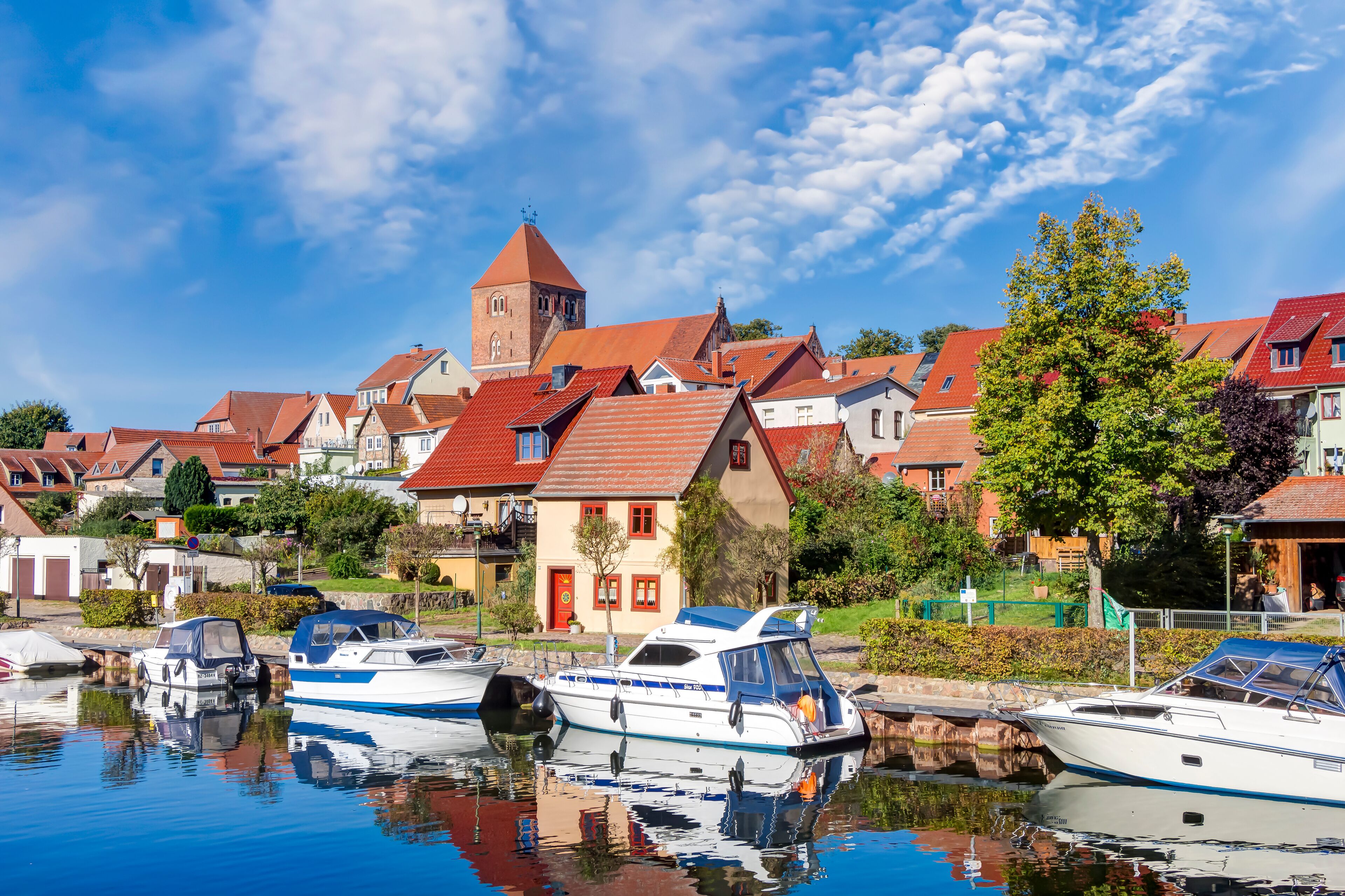 Altstadt von Plau am See in Mecklenburg-Vorpommern, Deutschland – kleine Boote am Fluss Elde