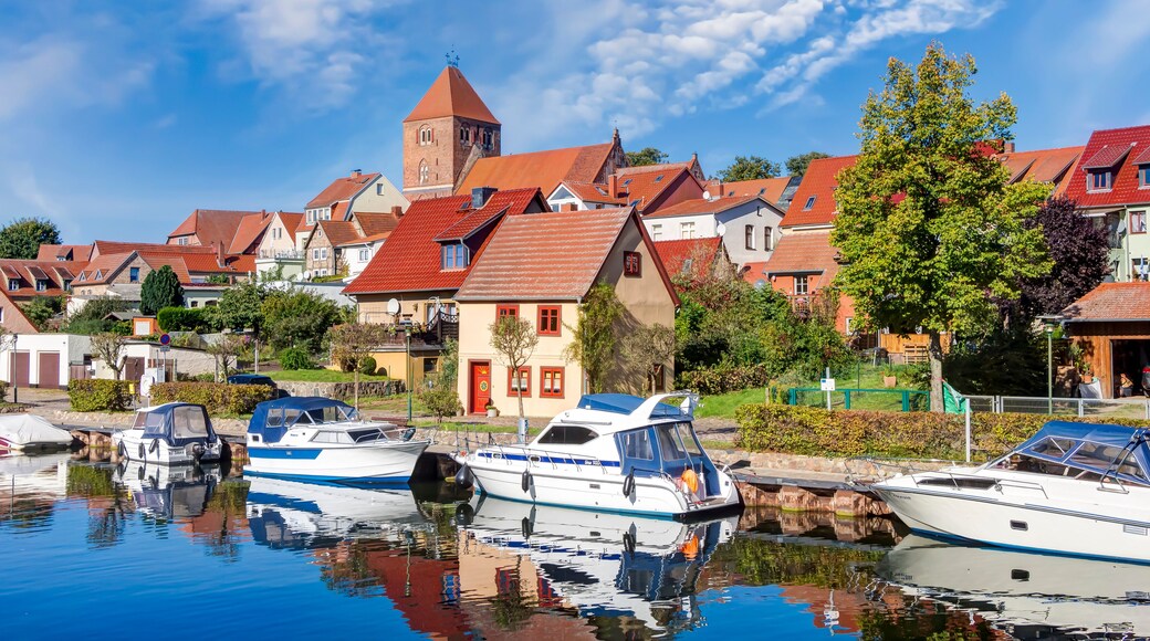 Altstadt von Plau am See in Mecklenburg-Vorpommern, Deutschland – kleine Boote am Fluss Elde