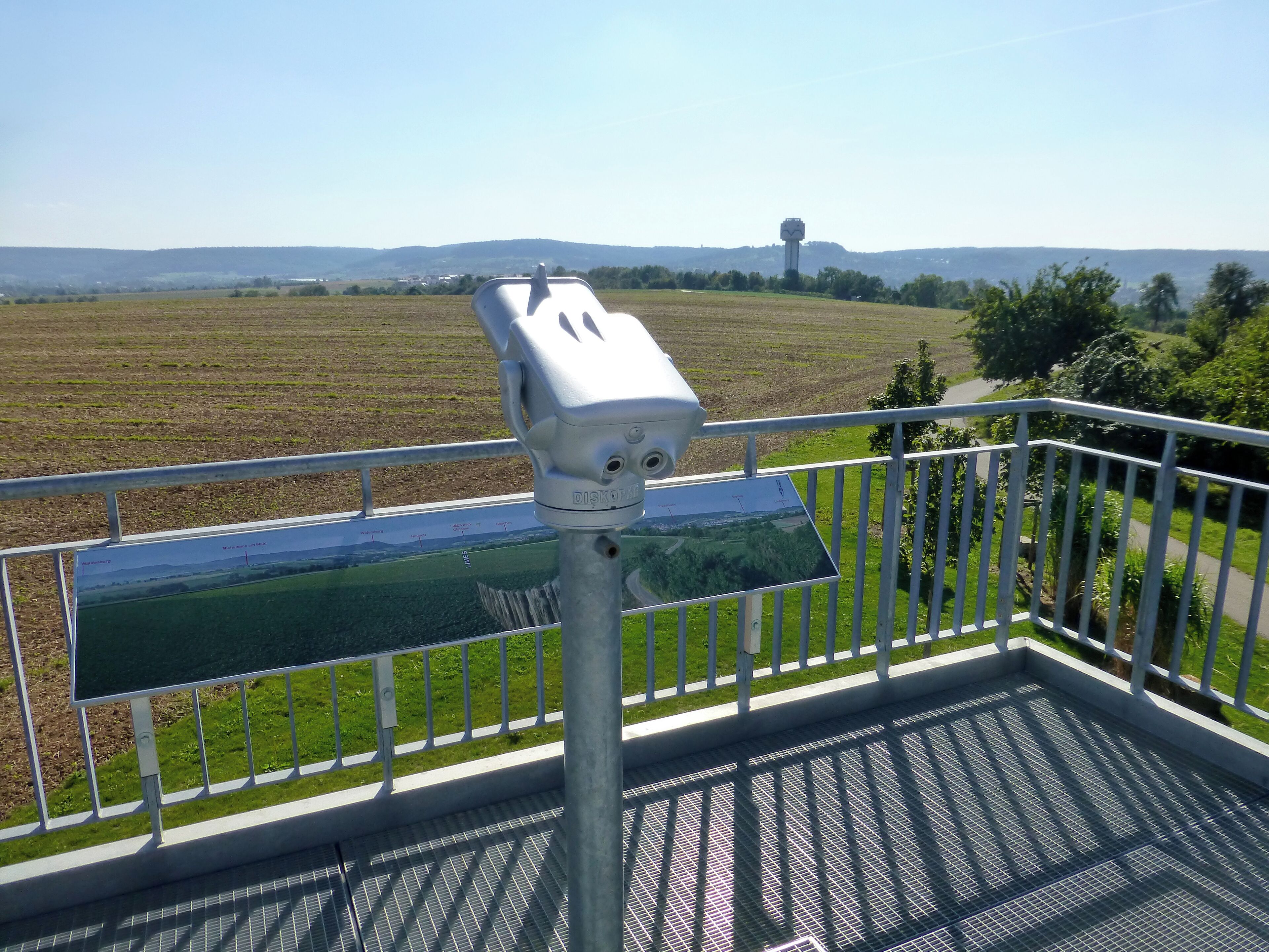 Blick von der unteren Plattform nach Süden; mittig rechts der Wasserturm Öhringen Süd