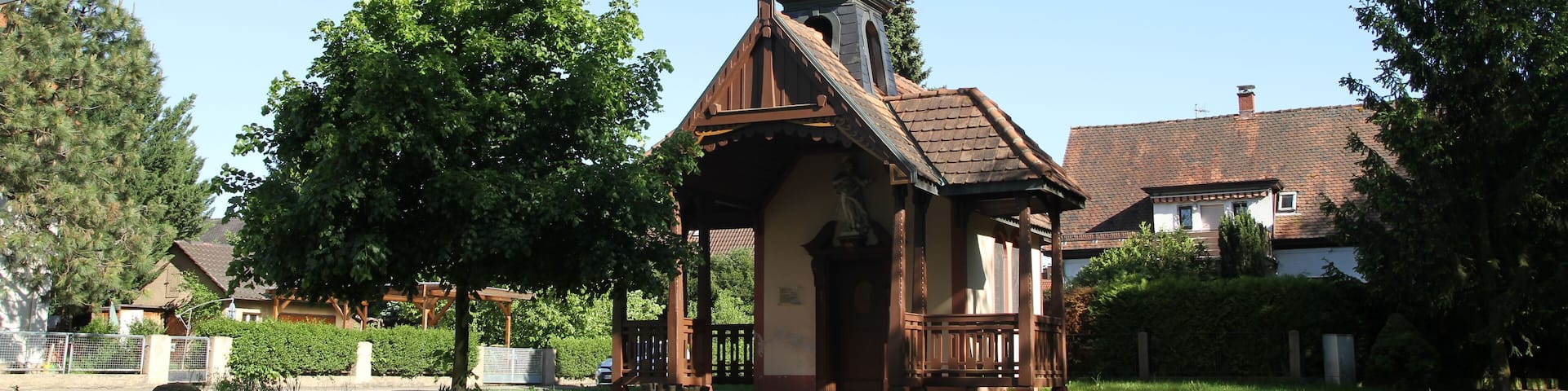 Eine Kapelle in Ătigheim, am Beginn des Kreuzweges in Richtung Volksschauspiele.