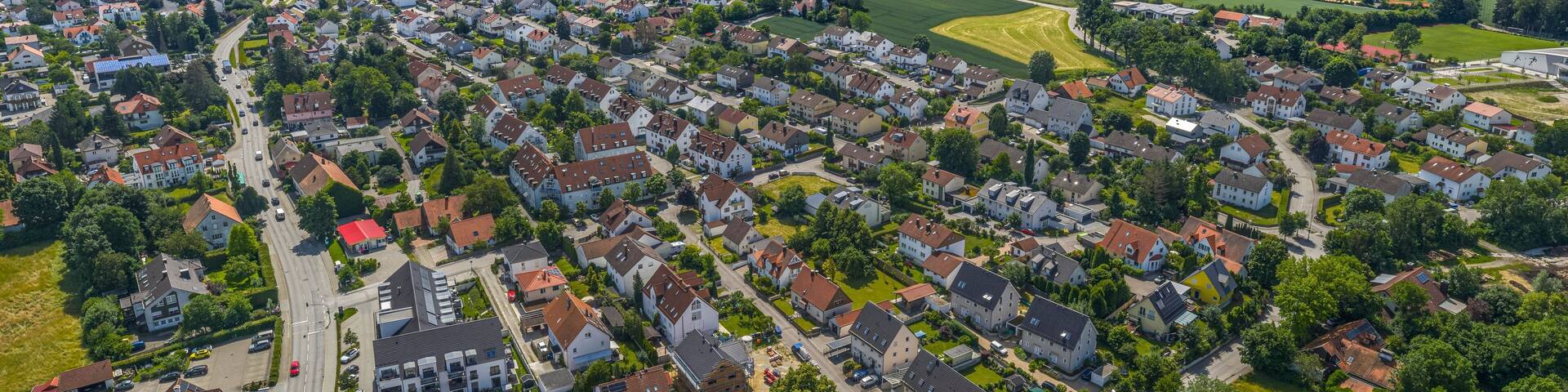 Die Gemeinde Odelzhausen an der BAB 8 im Kreis Dachau aus der Vogelperspektive