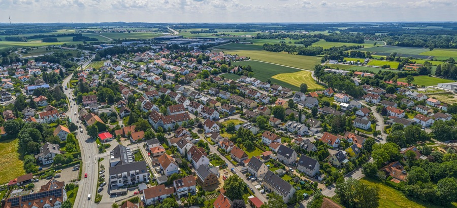 Die Gemeinde Odelzhausen an der BAB 8 im Kreis Dachau aus der Vogelperspektive