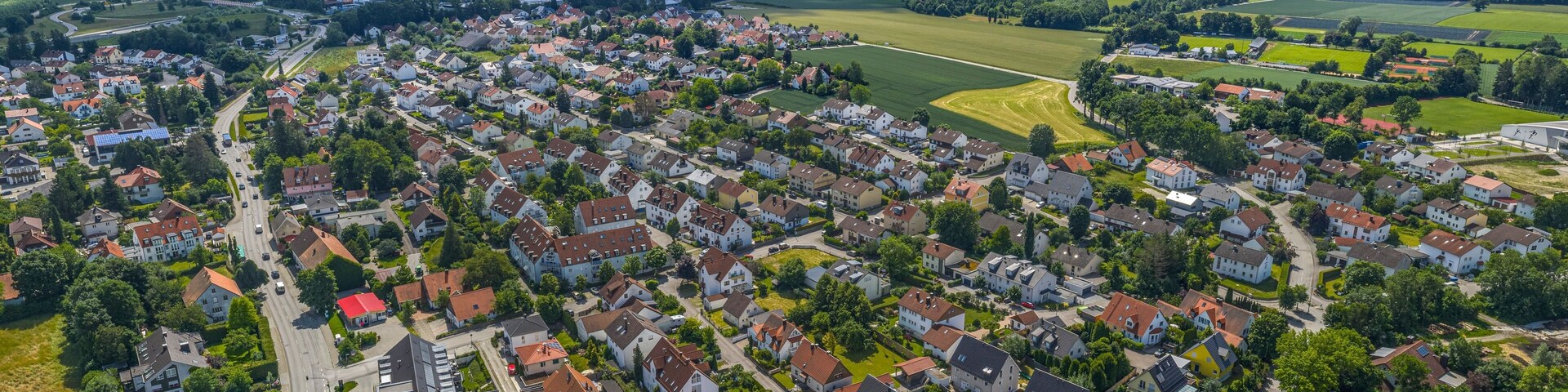 Die Gemeinde Odelzhausen an der BAB 8 im Kreis Dachau aus der Vogelperspektive
