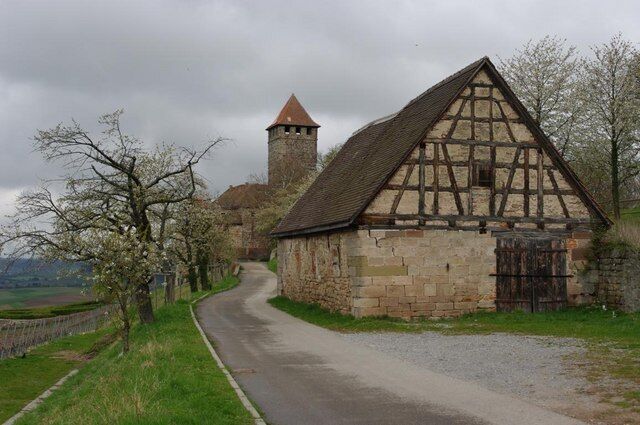 Alter Schuppen - Im Hintergrund Burg Lichtenberg