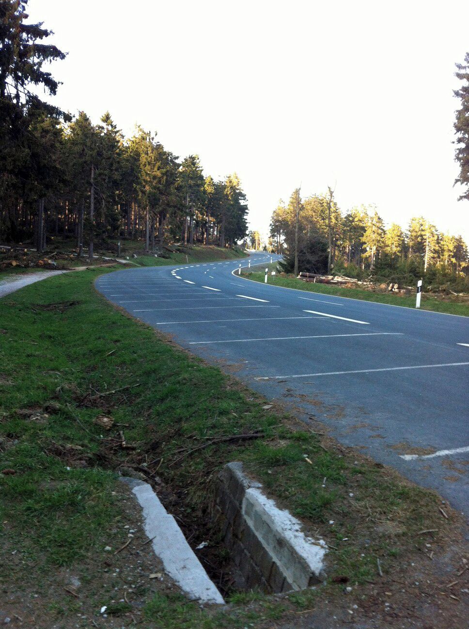 L3024 zwischen Kleiner Feldberg und (in Blickrichtung) Großer Feldberg