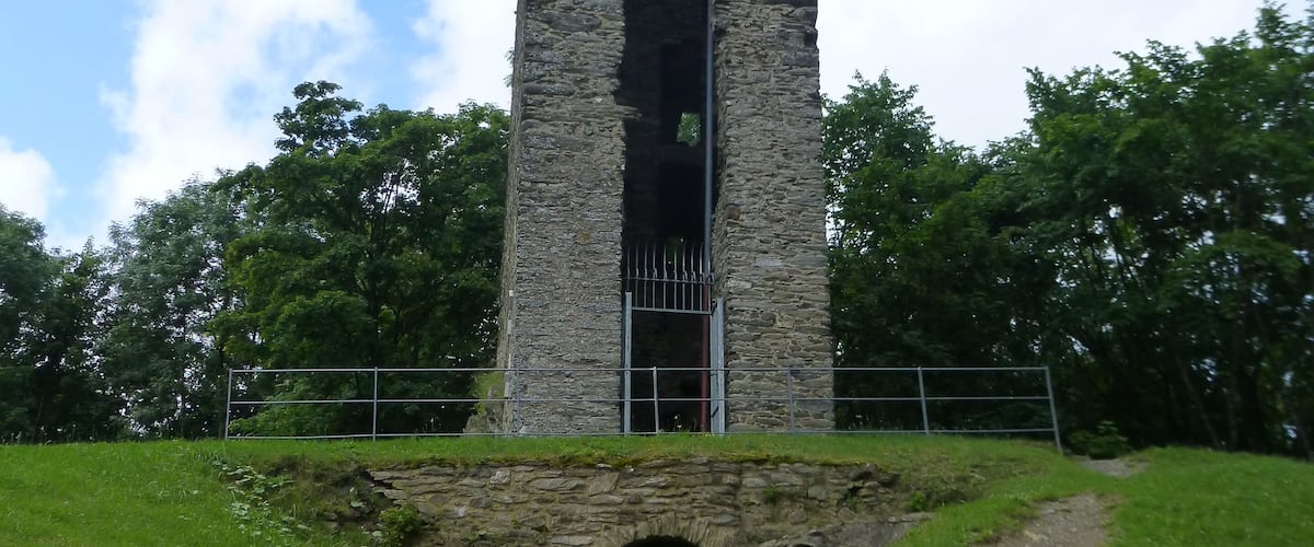 Burg Reifenberg; Südansicht des Wohnturms; darunter der Zugang zum Gewölbe