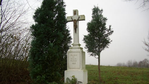 Wegekreuz mit Inschrift "Gewidmet der Gemeinde Mühlfeld 1868"