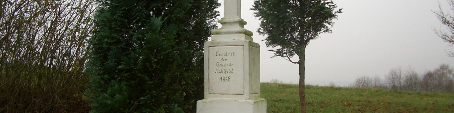 Wegekreuz mit Inschrift "Gewidmet der Gemeinde MĂŒhlfeld 1868"