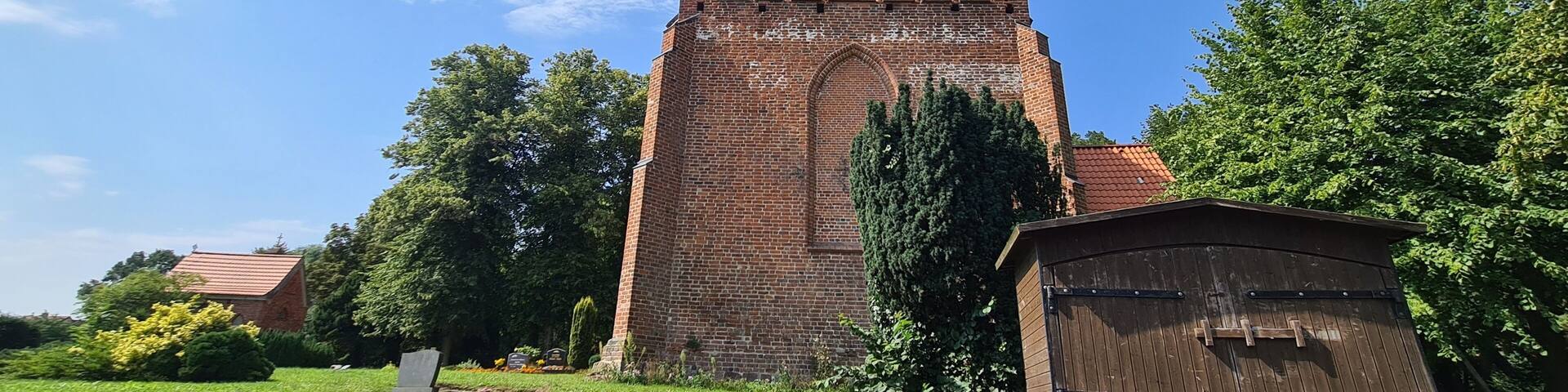Kirche mit Friedhof in Niepars