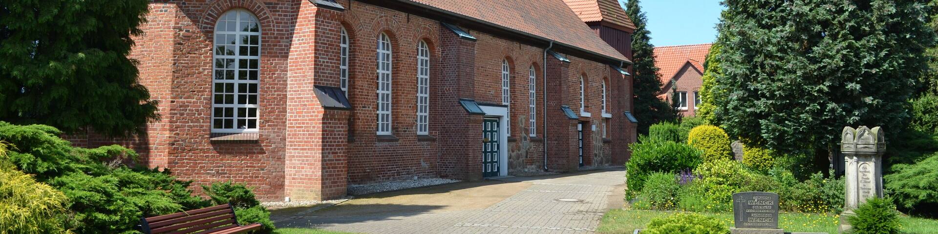 Petrikirche mit Glockenturm Am Friedhof 2