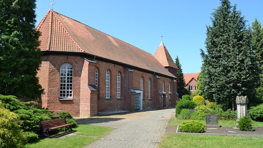 Petrikirche mit Glockenturm Am Friedhof 2