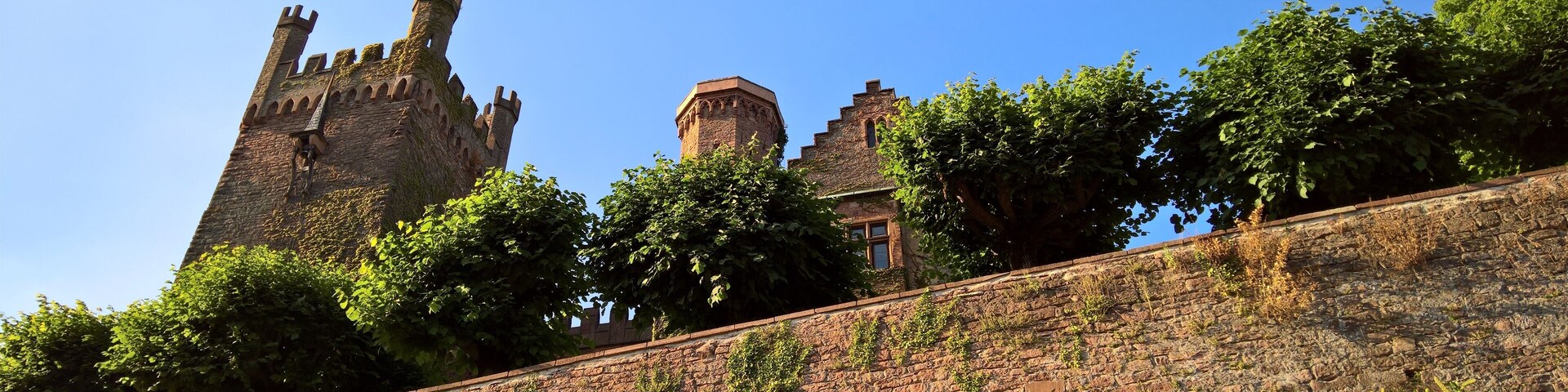 Blick zur Mittelburg unmittelbar unterhalb der Zwingermauer