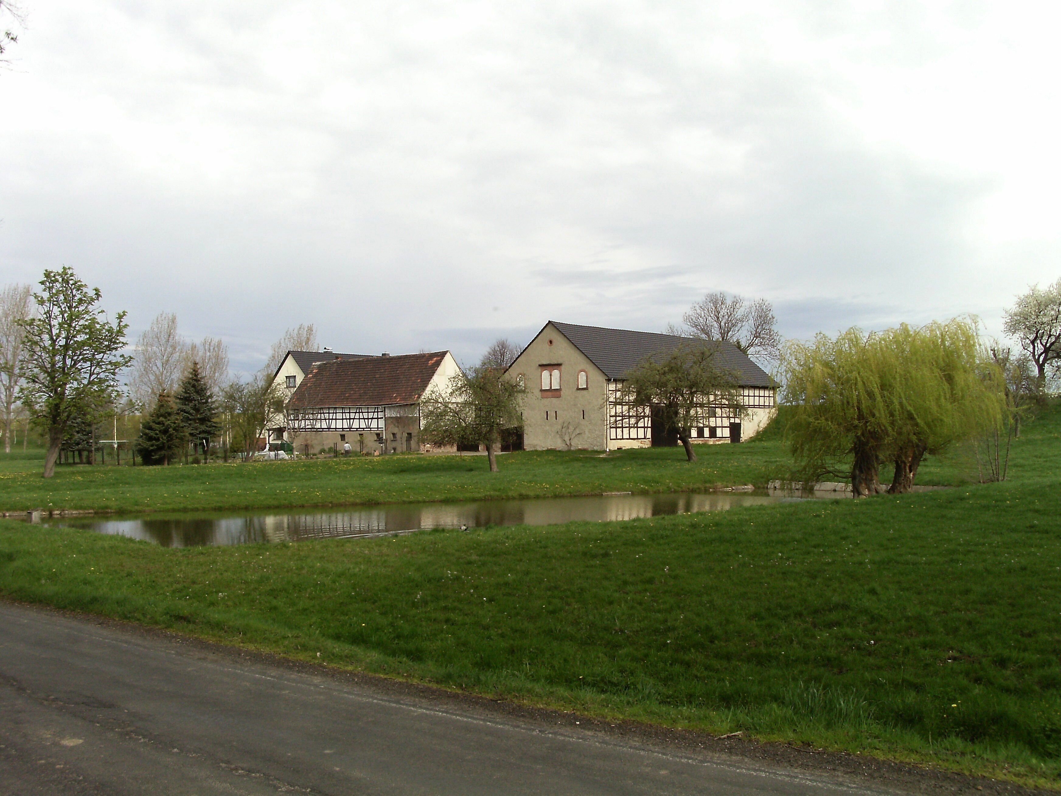 Four-sided farmstead with pond in Narsdorf (Leipzig district, Saxony)