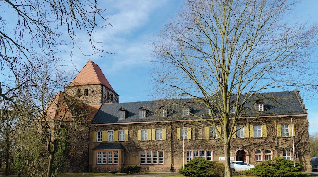 Herrenhaus und Kirche in Muldenstein. Das Herrenhaus wurde auf den ehemaligen Grundmauern des Franziskaner-Barfüssler-Klosters errichtet.