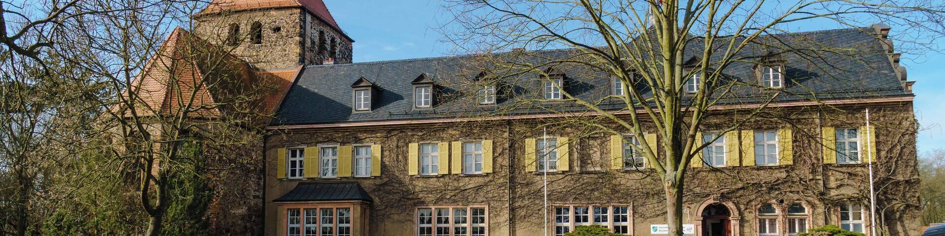 Herrenhaus und Kirche in Muldenstein. Das Herrenhaus wurde auf den ehemaligen Grundmauern des Franziskaner-Barfüssler-Klosters errichtet.