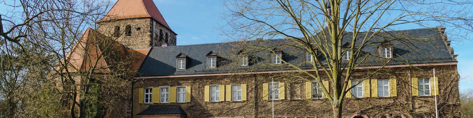 Herrenhaus und Kirche in Muldenstein. Das Herrenhaus wurde auf den ehemaligen Grundmauern des Franziskaner-BarfĂŒssler-Klosters errichtet.