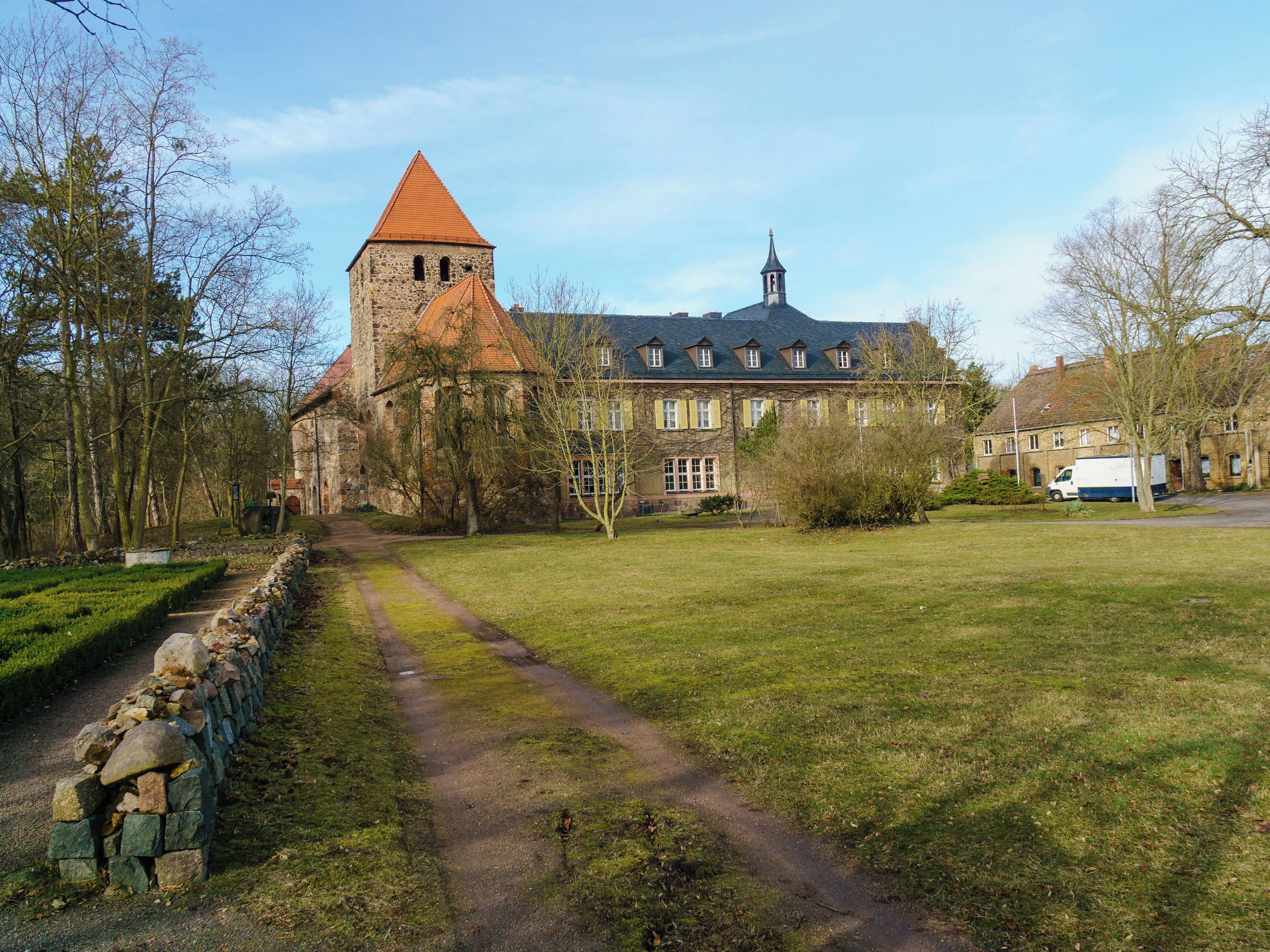 Herrenhaus und Kirche in Muldenstein. Das Herrenhaus wurde auf den ehemaligen Grundmauern des Franziskaner-Barfüssler-Klosters errichtet.