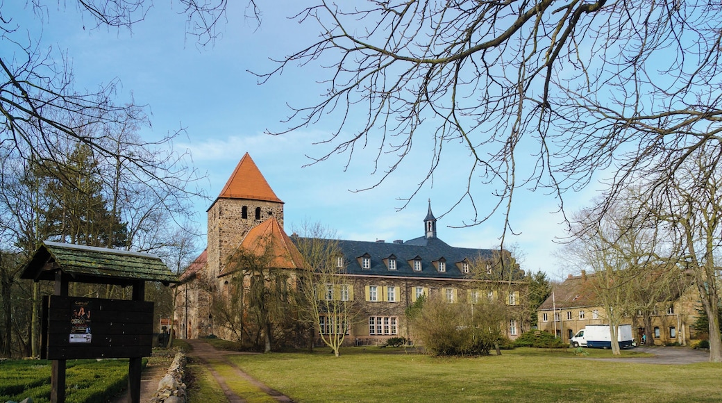 Herrenhaus und Kirche in Muldenstein. Das Herrenhaus wurde auf den ehemaligen Grundmauern des Franziskaner-Barfüssler-Klosters errichtet.