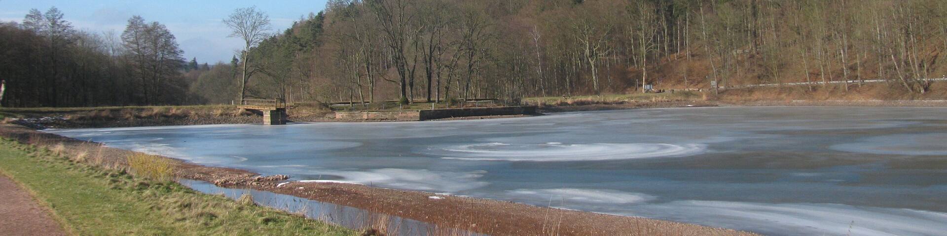 Blick auf den zugefrorenen Wilhelmsthaler See, der Wassergraben im Vordergrund ist die Elte, die um den See herum geführt wird