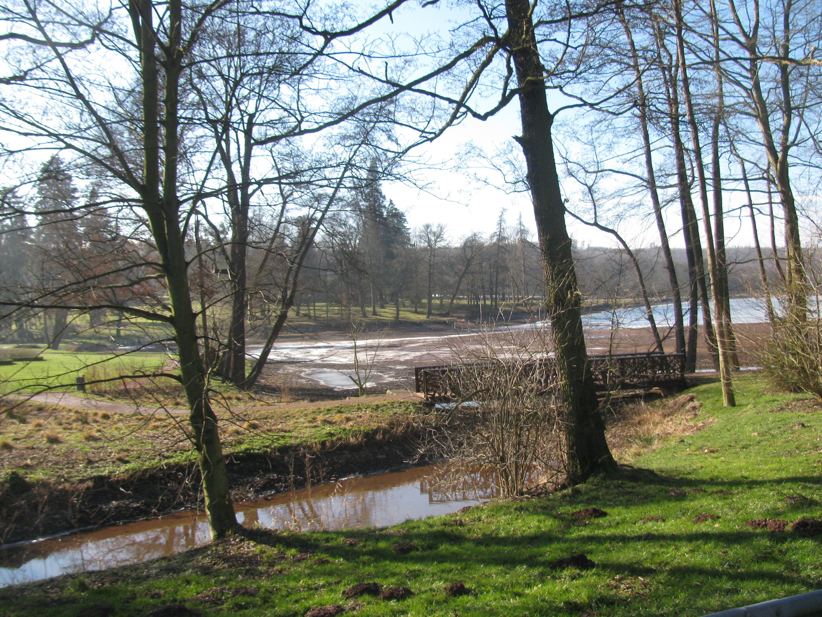 die Elte wird um den Wilhelmsthaler See herum geleitet, nur bei Hochwasser wird der See geflutet, dieser hat infolgedessen die Funktion eines Rückhaltebeckens für die Elte