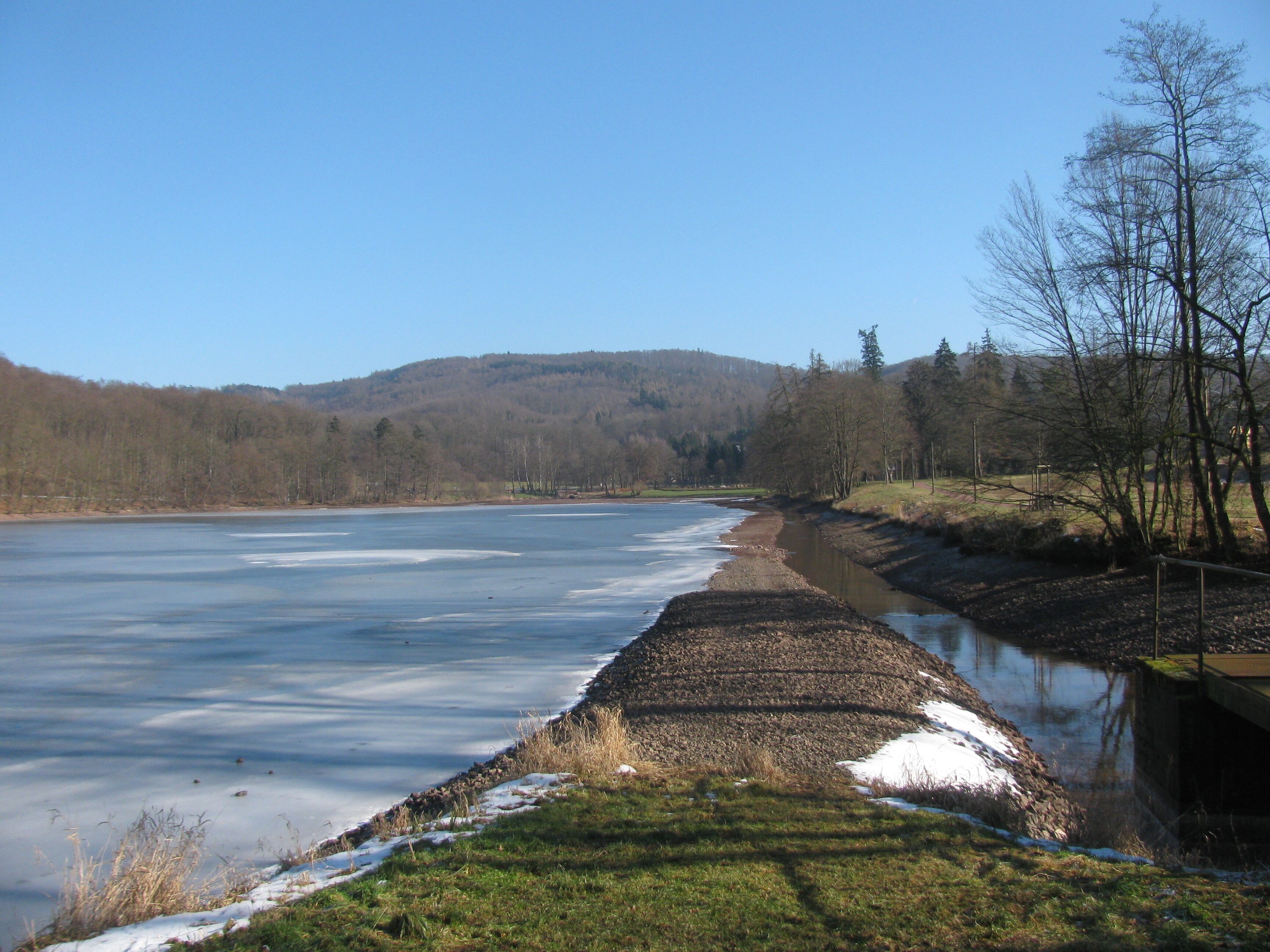 die Elte wird um den Wilhelmsthaler See herum geleitet, nur bei Hochwasser wird der See geflutet, dieser hat infolgedessen die Funktion eines Rückhaltebeckens für die Elte