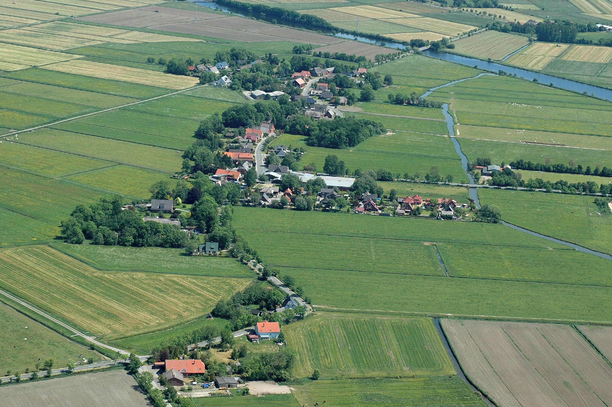 Büttel bei Loxstedt, Blick von Westen Fotoflug vom Flugplatz Nordholz-Spieka über Cuxhaven und Wilhelmshaven
