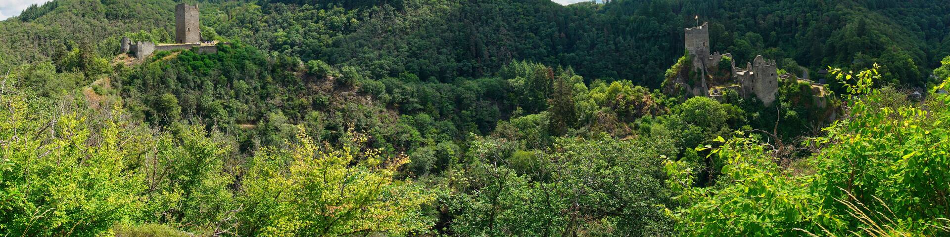 Panoramablick auf die Ober- und Niederburg und das Liesertal bei Manderscheid, Eifel