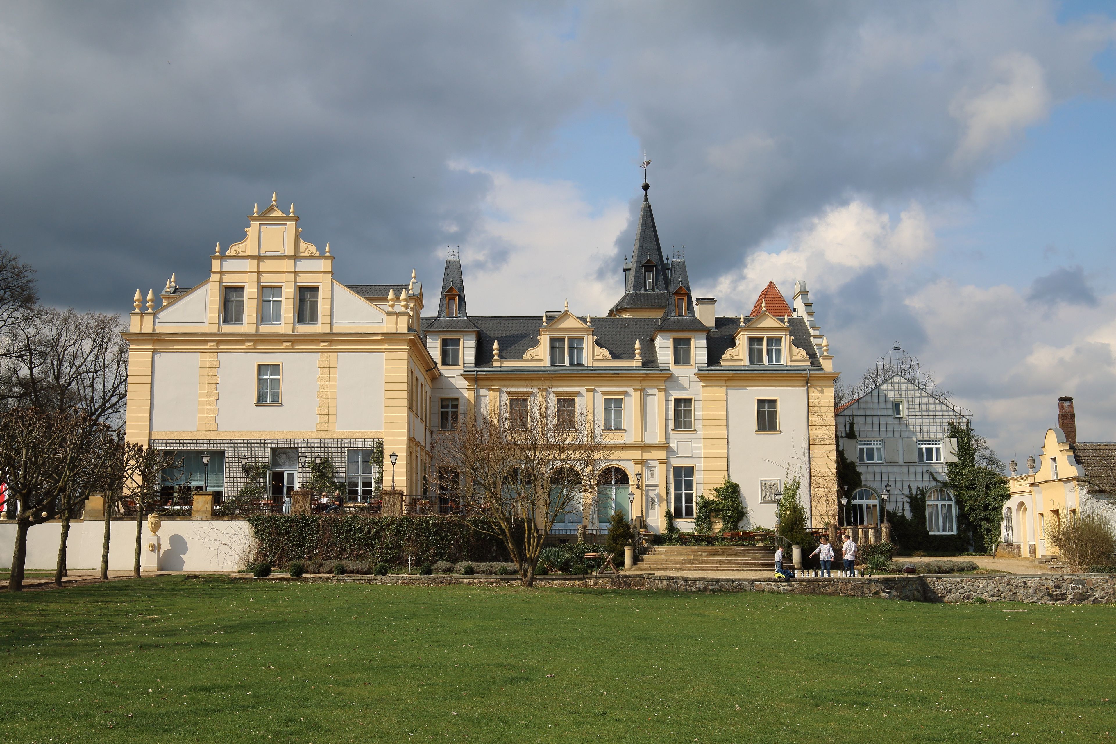 Un edificio grande e histórico con múltiples torres y un campanario destacado.