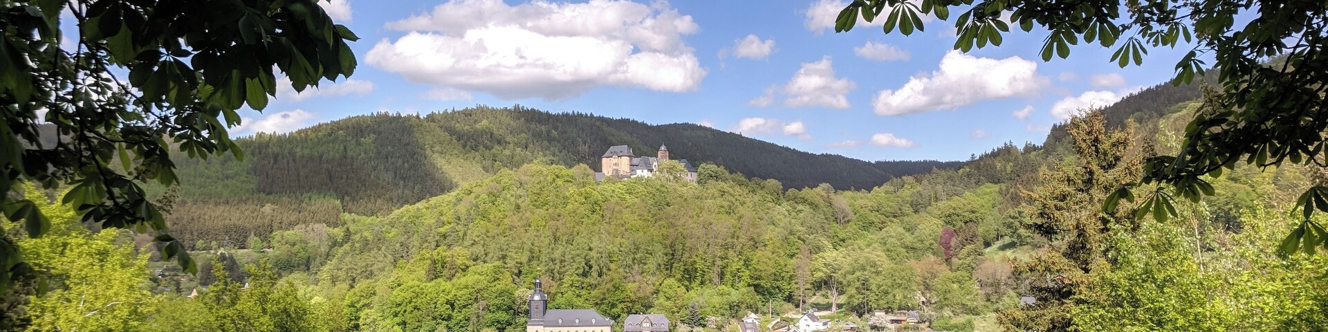 Blick auf Leutenberg mit Schoss Friedensburg, Kirche und Marktplatz von der Gustav-Fehler-Höhe aus.