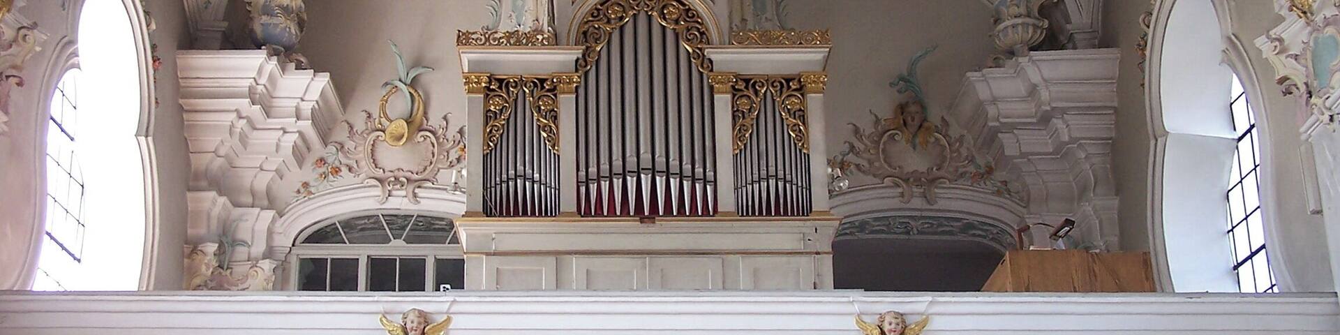 Langquaid, Paring 1. Augustiner-Chorherrenstift Paring. Katholische Pfarrkirche, ehemalige Augustinerchorherren-Stiftskirche St. Michael. Tiefe Westempore mit Orgel und gerader, in drei Feldern gegliederter Brüstung.