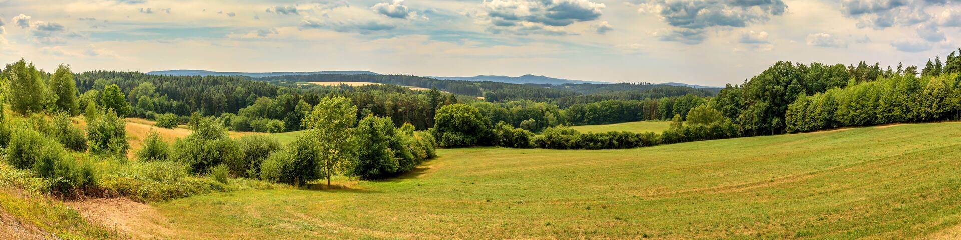 Großartiges Landschaftspanorama mit fantastischem Wolkenbild bei Burgkunstadt, Kulmbach in Bayern