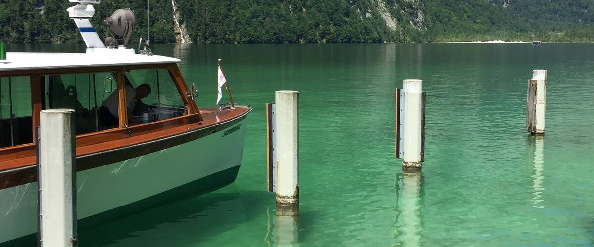It seems to be unreal: the lake"s water shimmers in green. It"s the truth at the Königssee...a wonderful scenery in the middle of the bavarian alps .