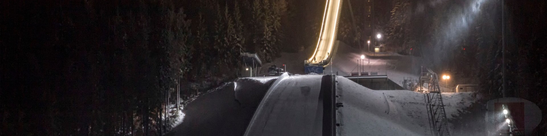 Skisprungschanze Vogtlandarena in Klingenthal bei Nacht