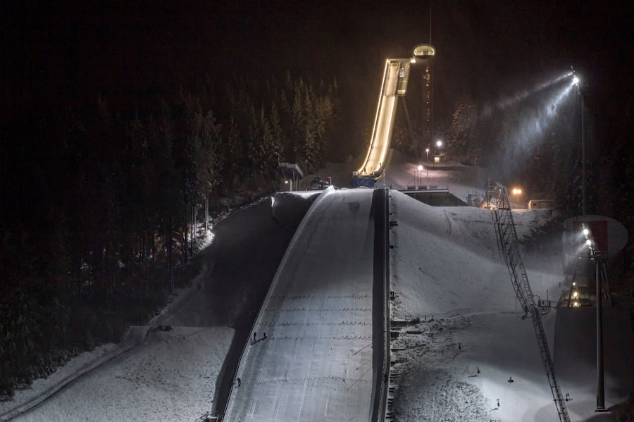 Skisprungschanze Vogtlandarena in Klingenthal bei Nacht