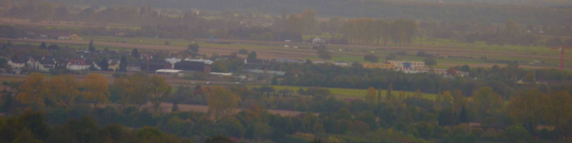 Abendlicher Blick in die Rheinebene aus dem Weinbergen zwischen Kippenheim und Schmieheim, Richtung Südwest bis in die Vogesen. In der Mitte der Rheinebene ist der Limberg bei Sasbach zu erkennen.