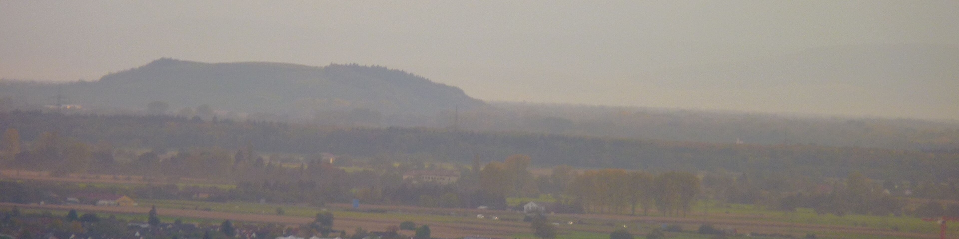 Abendlicher Blick in die Rheinebene aus dem Weinbergen zwischen Kippenheim und Schmieheim, Richtung Südwest bis in die Vogesen. In der Mitte der Rheinebene ist der Limberg bei Sasbach zu erkennen.