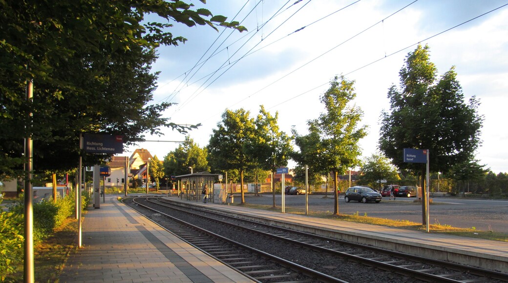 die Tramhaltestelle Oberkaufungen-Mitte an der Lossetalbahn in Oberkaufungen für die Fahrtrichtung Kassel