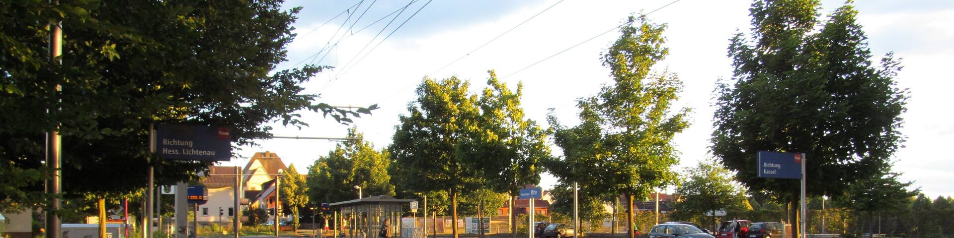 die Tramhaltestelle Oberkaufungen-Mitte an der Lossetalbahn in Oberkaufungen für die Fahrtrichtung Kassel