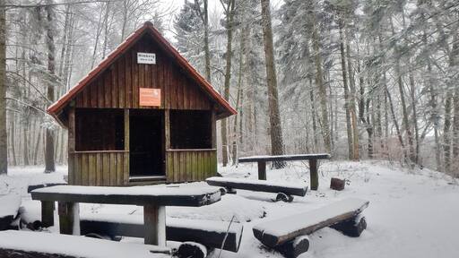 Grillplatz am Schwäbische-Alb-Nordrand-Weg HW1 bei der Himberg Hütte 854 m. ü. NN