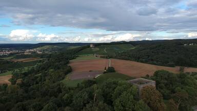 Blick über die Ruine Helfenberg zur Burg Wildeck
