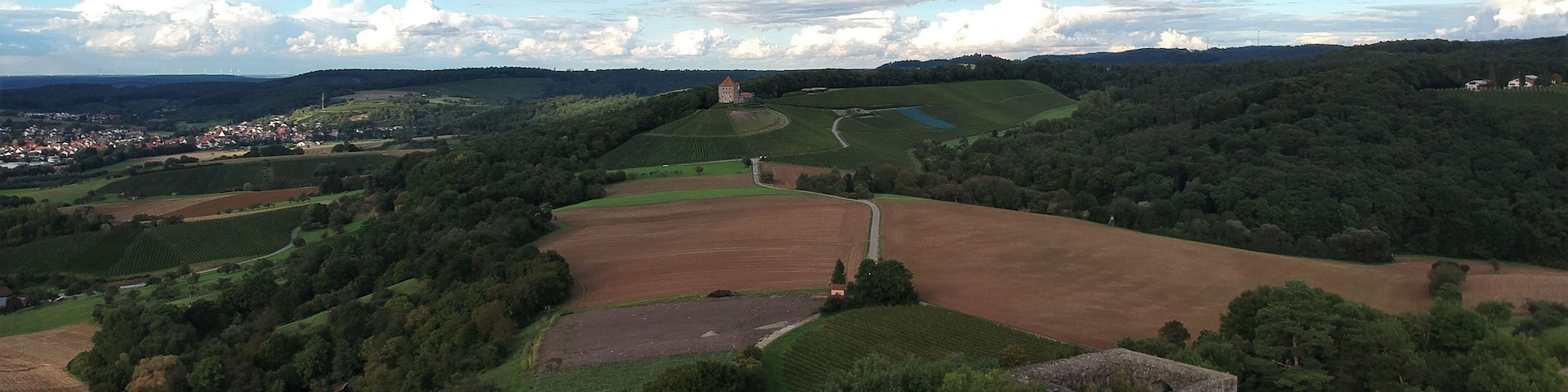 Blick über die Ruine Helfenberg zur Burg Wildeck