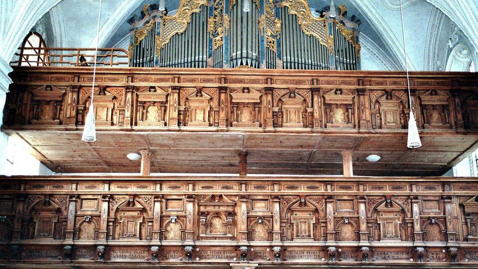 An ornate organ with intricate carvings and a large pipe structure.